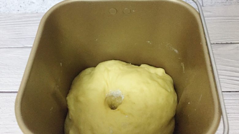 辣肉松面包卷,将揉好的面团直接用面包机的发酵模式或者从桶中取出，放在温暖处发酵2倍大小，手指沾粉在面团中戳个洞，洞口不塌陷，不回缩为最佳状态。
