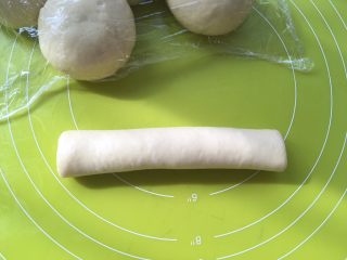香葱芝士面包,之后将面团卷起来，尽量擀成长方形，这样卷起来的卷比较均匀