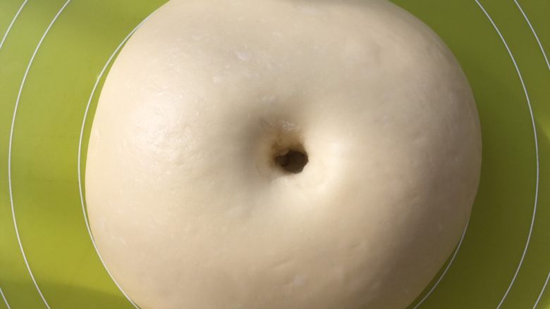 香葱芝士面包,发酵好的面团，手指沾干粉按下去有个圆圆的洞，有轻微回弹即可