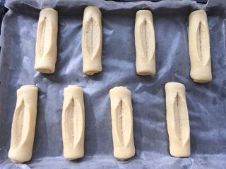 香葱芝士面包,之后顺着面团的长度，用刀在中间划开，可以划的深一点