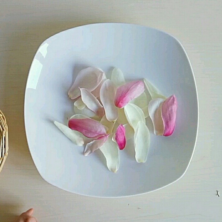 酥炸玉兰花,把玉兰花的花瓣一片片摘下来。花蕊丢掉不要。