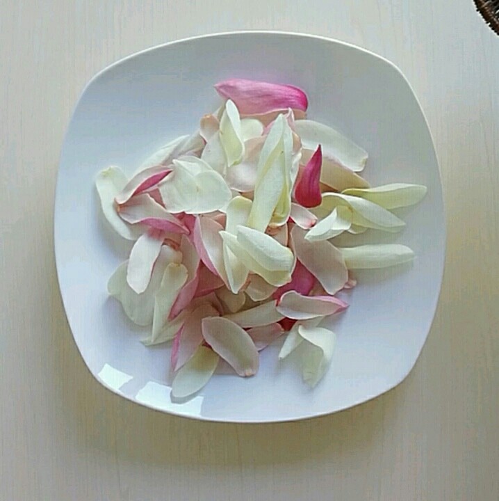 酥炸玉兰花,美美的一大盘花瓣。