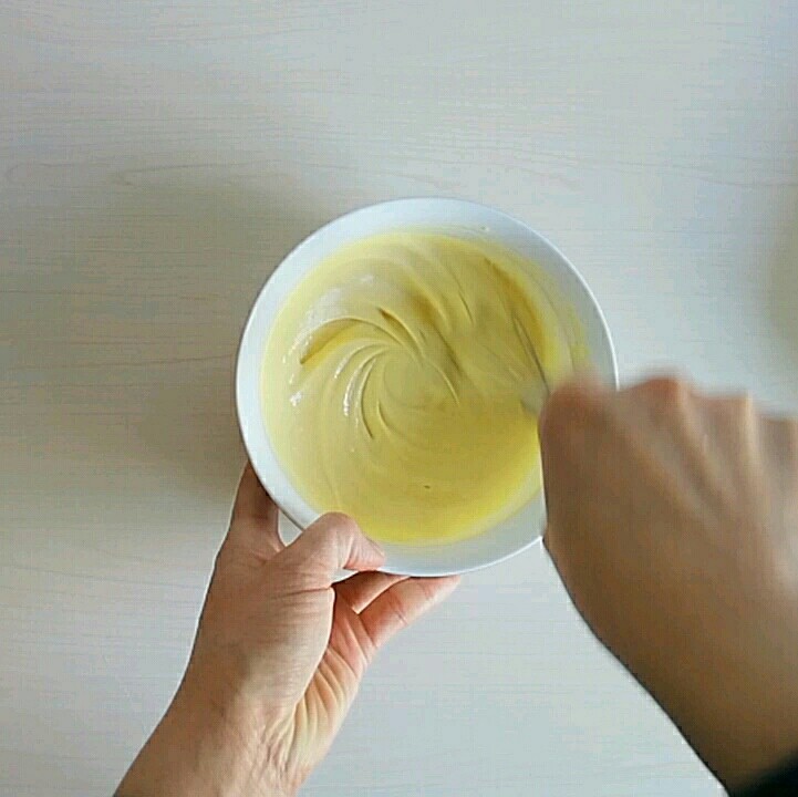 酥炸玉兰花,用打蛋器顺着一个方向搅打至顺滑，不要有面疙瘩。