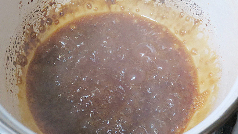 风味独特滴【焦糖南瓜磅蛋糕】 ,当糖浆变成深褐色时关火，然后将沸水沿着刮刀或者铲子倒入锅中，搅拌均匀