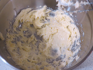 风味独特滴【焦糖南瓜磅蛋糕】 ,黄油室温放软后用电动打蛋器打到黄油柔软