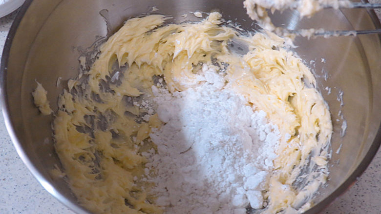 风味独特滴【焦糖南瓜磅蛋糕】 ,分两次加入糖粉，用打蛋器继续搅打，打到黄油膨胀发白，糖粉溶解