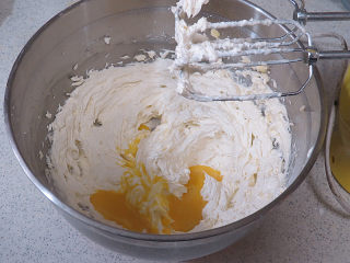 风味独特滴【焦糖南瓜磅蛋糕】 ,此时可预热烤箱180°。分多次加入打散的鸡蛋液。用打蛋器继续搅打，每加入一次蛋液都要搅打到蛋液和黄油充分混合均匀后再加下一次，直到所有的蛋液都加完为止
