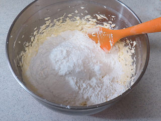风味独特滴【焦糖南瓜磅蛋糕】 ,将过筛好的粉类加入打好的黄油中
