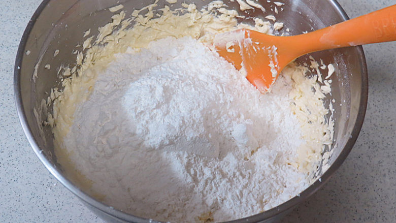 风味独特滴【焦糖南瓜磅蛋糕】 ,将过筛好的粉类加入打好的黄油中