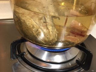 番茄豆腐鱼,过油的鱼头鱼尾放入备好的汤锅，水沸后放入豆腐块，番茄丁，焖煮大概45分钟左右。