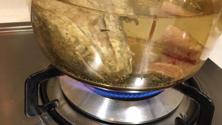 番茄豆腐鱼,过油的鱼头鱼尾放入备好的汤锅，水沸后放入豆腐块，番茄丁，焖煮大概45分钟左右。