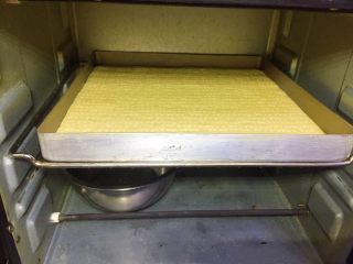 辣肉松面包卷,将烤盘放入烤箱中进行二次发酵，烤网中放一碗热水，关好烤箱，温度尽量保持在35-38度