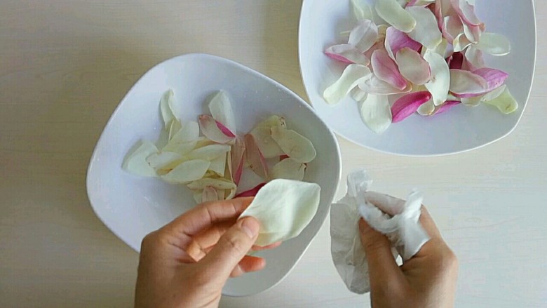 酥炸玉兰花,或者直接用吸油纸一瓣一瓣的擦。