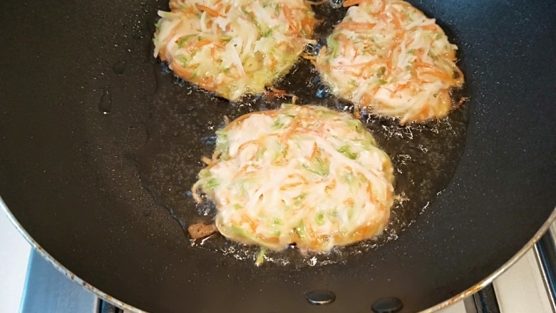 土豆\胡萝卜\西葫芦煎饼,锅中放入适量油烧热，放入小饼煎制。