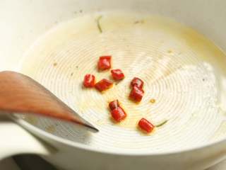 茴香蚕豆,锅中留炒茴香梗的油，下入干红辣椒煸炒出香味。