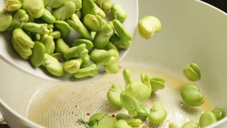 茴香蚕豆,接着放入蚕豆翻炒二三分钟至熟，蚕豆的颜色会变成翠绿色。这种嫩嫩的蚕豆很容易熟的，不要炒太久，蚕豆会炒碎。