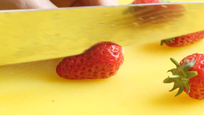 西芹百合炒草莓,<a style='color:red;display:inline-block;' href='/shicai/ 592'>草莓</a>用流动的水冲洗干净，再用淡盐水浸泡5分钟，然后去蒂切成片状待用。