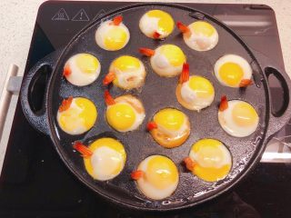 虾扯蛋,小火慢煎，又是一个考验耐心的菜肴。
我用电陶炉250度，煎了半小时左右。怕蛋不熟，中途还加了盖子。