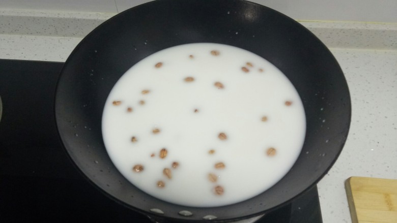 胡辣汤,将洗面的水倒入锅中，加入花生米，中火煮开，中间要不停的搅拌，防止面粉沉淀糊锅，影响口感。