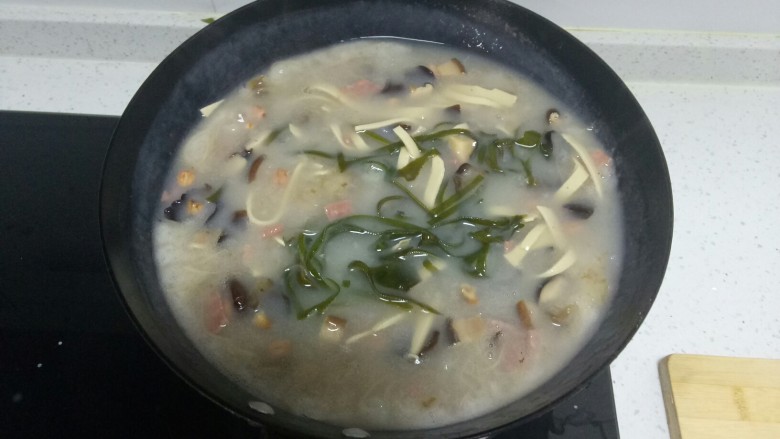 胡辣汤,水开后加入海带丝、豆腐皮。