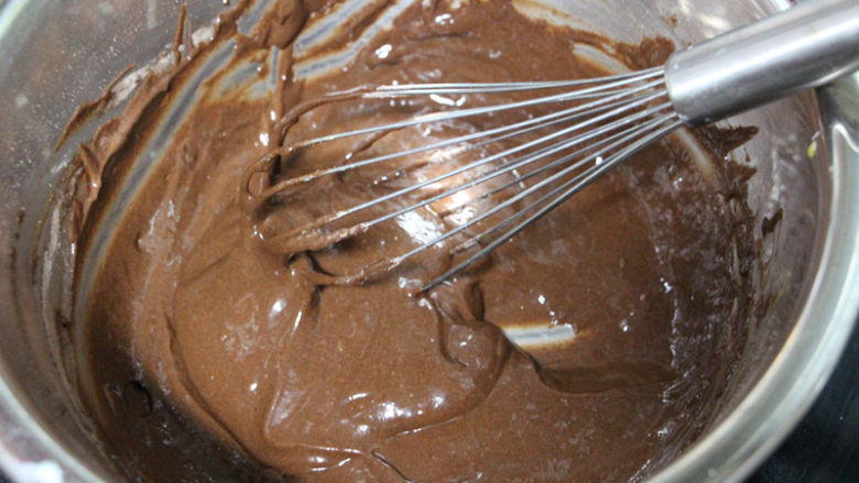 巧克力脏蛋糕,搅打成均匀光滑的面糊。