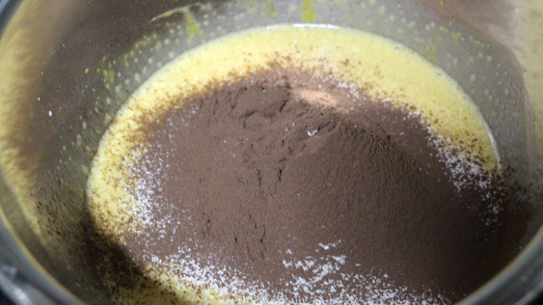 巧克力脏蛋糕,筛入低粉和可可粉。