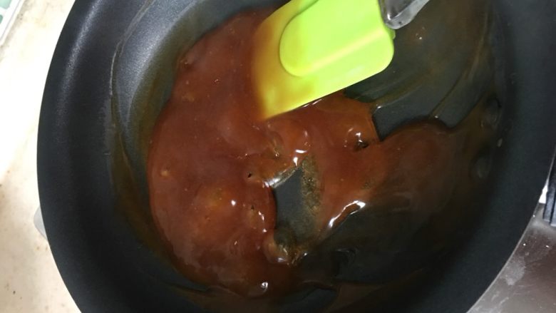 蚝油西兰花,搅拌均匀成琥珀色。