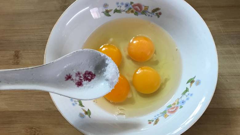香椿炒鸡蛋,加入少许盐。