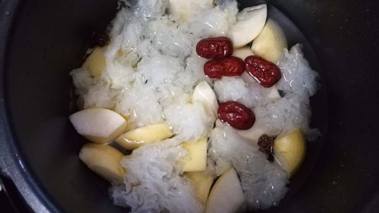 冰糖银耳炖雪梨,将除枸杞以外的东西放入锅中，加入适量的水
