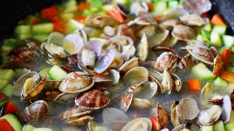 好吃到爆的花蛤西葫芦面,把倒入锅中的花蛤搅拌均匀后