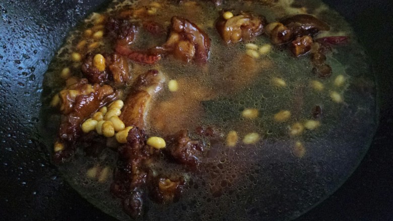黄豆焖猪蹄,然后加水，没过食材