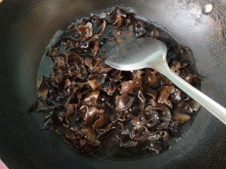 凉拌黑木耳,将黑木耳倒入锅中焯水。
