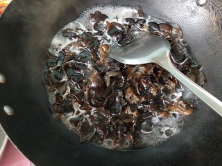 凉拌黑木耳,水开后煮三分钟捞出。