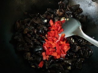 凉拌黑木耳,放红椒拌匀。
