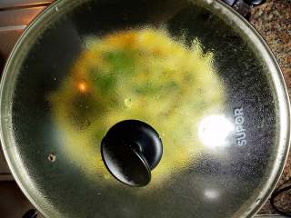 鸡蛋煎土豆,盖盖子焖一分钟左右，每家的灶火力不同，大家留心点，不要煎糊锅了哦