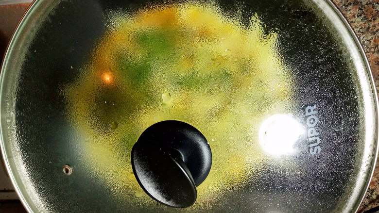 鸡蛋煎土豆,盖盖子焖一分钟左右，每家的灶火力不同，大家留心点，不要煎糊锅了哦