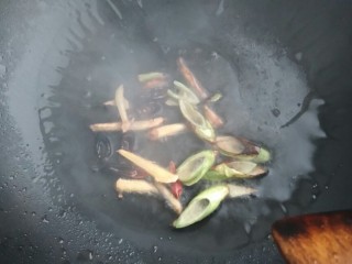 家常小炒――蒜苔木耳炒肉丝,将切好的丝放入锅中。