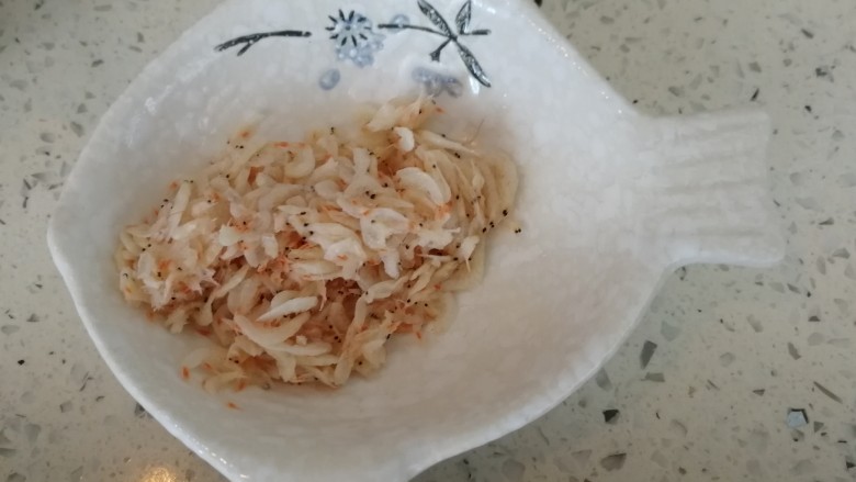 鱼片+小海米营养粥,捞出控干水分