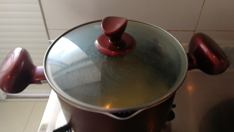鱼片+小海米营养粥,盖锅盖开始煮粥，开锅后关小火煮半个小时左右。