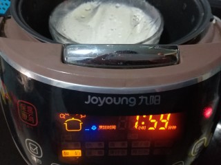 #辅食计划#~芒果酸奶杯,1升纯牛奶加1克酸奶菌，搅拌均匀，放置于酸奶机或发酵箱，有发酵酸奶的电饭锅也可以做。经过5到8个小时的发酵就可以了。