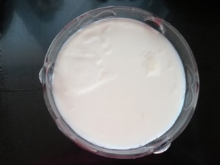 #辅食计划#~芒果酸奶杯,做好的酸奶放入冰箱中钝化4到5个小时或者一夜。