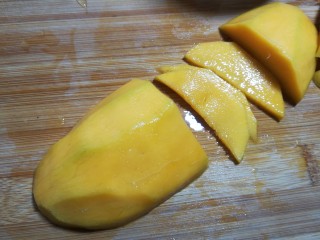#辅食计划#~芒果酸奶杯,取中间部分切成稍厚的片。