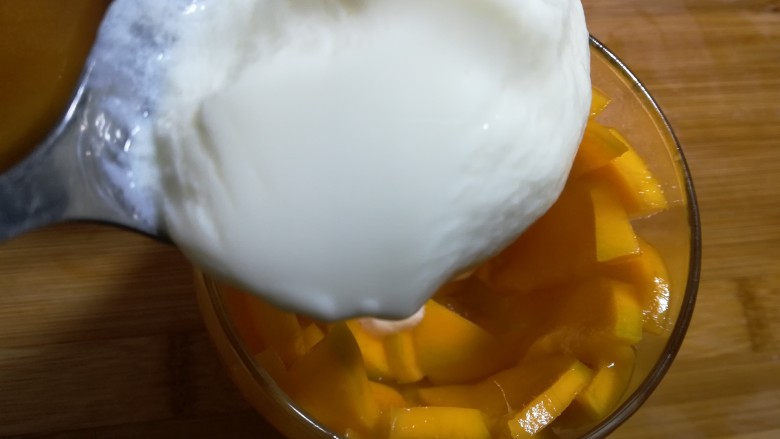 #辅食计划#~芒果酸奶杯,取做好的酸奶放入杯中。
