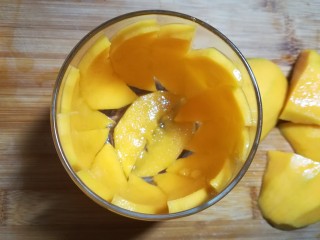 #辅食计划#~芒果酸奶杯,取一个喜欢的玻璃杯，把切好的片贴在杯壁上。