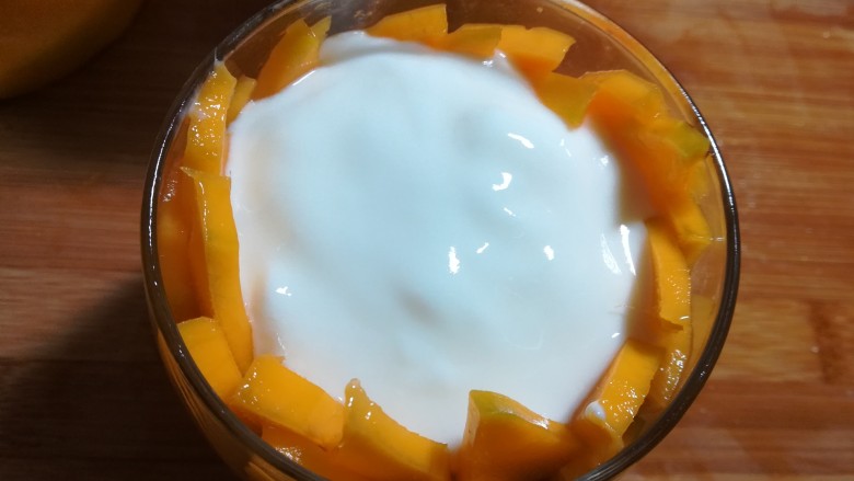 #辅食计划#~芒果酸奶杯,酸奶的量不要超过芒果最上层。