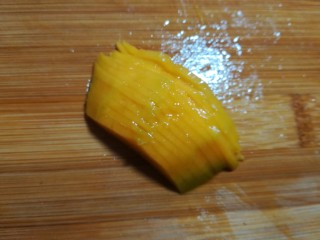 #辅食计划#~芒果酸奶杯,取一小块芒果，切成稍薄的片。