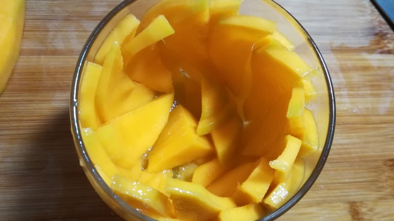 #辅食计划#~芒果酸奶杯,芒果比较多的，可以再贴一层。碎的芒果放在杯底。