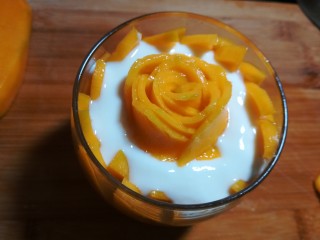 #辅食计划#~芒果酸奶杯,用刀尖托起，放入杯中。