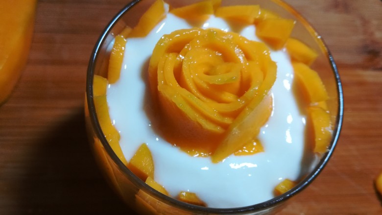 #辅食计划#~芒果酸奶杯,用刀尖托起，放入杯中。