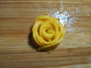 #辅食计划#~芒果酸奶杯,全部卷完就成了一朵芒果花，整理一下形状。